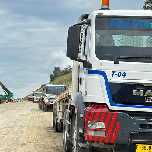 Truk Hoka Lintas Transportindo mengangkut kargo berat
